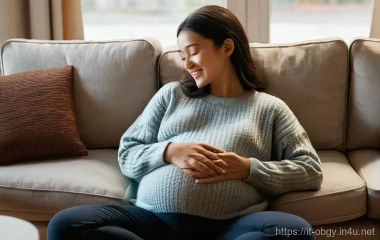 태동이 갑자기 줄었을 때 대처 방법 - **Prompt:** A pregnant Italian woman, around her late second trimester, is comfortably seated on a p...